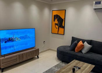 شقة بغرفة معيشة وغرفة نوم 