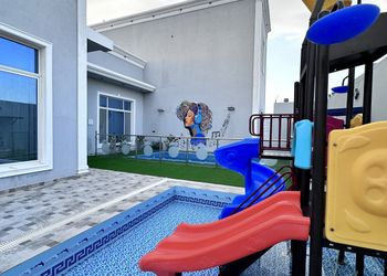 شاليه بمسبح وألعاب مائية