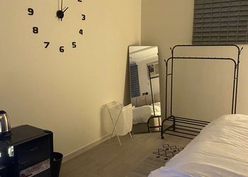 استديو بسرير ماستر وجلسه جانبيه