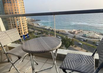شقة بجلسة خارجية مطلة على البحر 