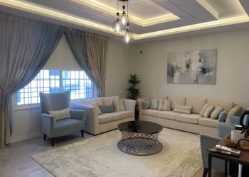 شقة بصالة معيشة وغرفة نوم