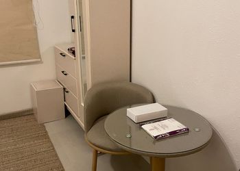 استديو بأثاث مريح وبسيط 