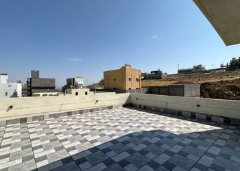 فيلا بمجلسين وثلاث غرف نوم ومسبح