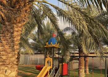 استراحة بمجلس واسع وفناء خارجي 
