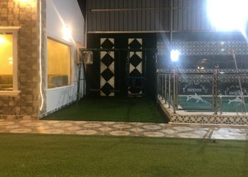 شاليه بمسطح اخضر وجلسة خارجية 