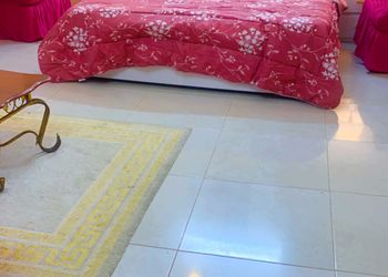 شاليه بمسطح اخضر والعاب اطفال 