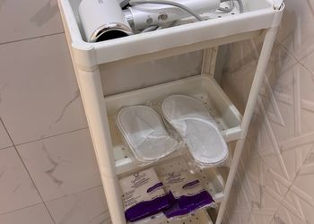 شقة بصالة انيقة وغرفة نوم