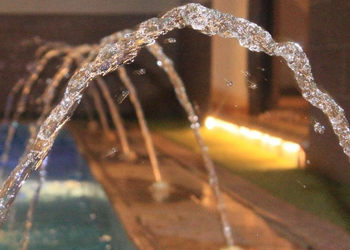استراحة بمسبح ومسطح اخضر