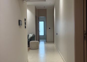 شقة بصالة وثلاث غرف نوم