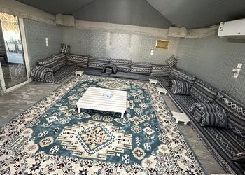 شاليه بمسطح اخضر وجلسة خارجية