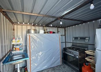 مخيم بجلسة خارجية وبإطلالة على الجبل
