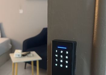 استديو بسرير ماستر وجلسة مريحة 