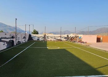 استراحة بمجالس واسعة وألعاب أطفال 