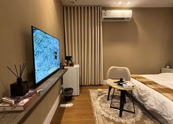 استديو بسرير ماستر وجلسة جانبية 