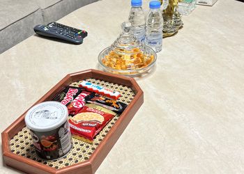 شقة بغرفة معيشة وغرفة نوم 