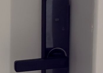 استديو بسرير مريح وتصميم هادئ 