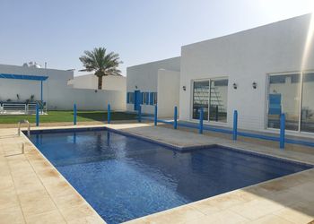 شالية بمجلس مطل على الفناء الخارجي 