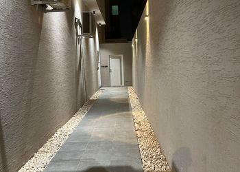 شقة بصالة أنيقة ودخول ذاتي