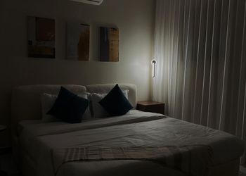 استديو بأثاث مريح وبسيط 