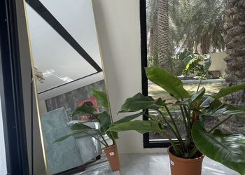 شاليه بجلسة تطل على مسبح خارجي 