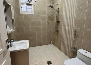 شقة بصالة وغرف نوم ومجلس