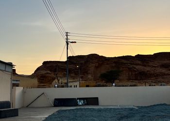 استراحة بمجلس وفناء خارجي 