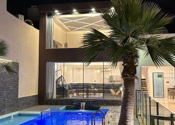 شاليه بجلسة تطل على مسبح خارجي 