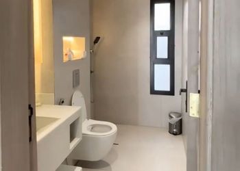 شاليه بمسطح اخضر ومسبح 