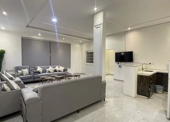 شاليه بمسطح اخضر وجلسة خارجية 