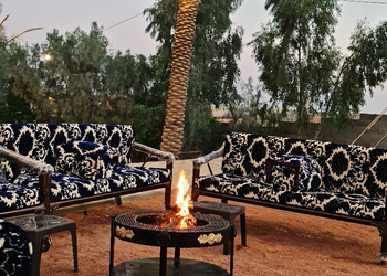 مزرعة بمسطح اخضر وجلسة خارجية 