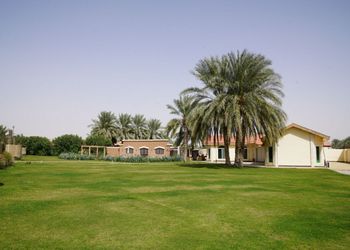 مزرعة بمسطح اخضر و مسبح