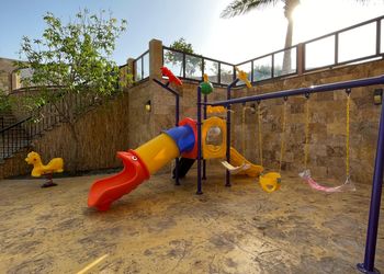 شاليه بمسبح مطل على البحر 