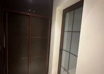 شقة بصالة أنيقة وغرفتين نوم 