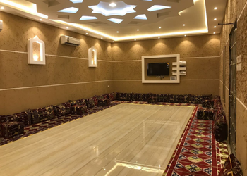 شاليه بمسطح اخضر وجلسة خارجية 
