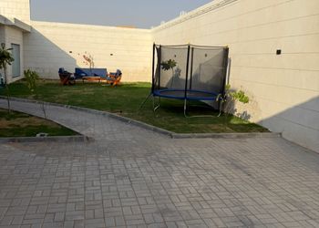 شاليه بمسطح اخضر ومسبح