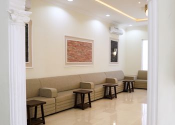 استراحة بألعاب أطفال ومسطح اخضر 