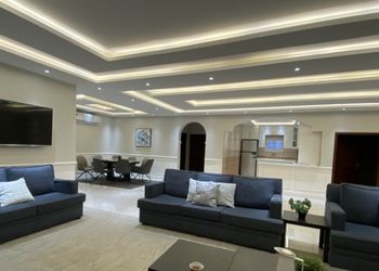 استراحة بمجلس انيق ومسطح اخضر
