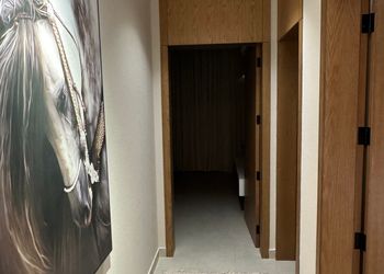 شقة بصالة وثلاث غرف نوم