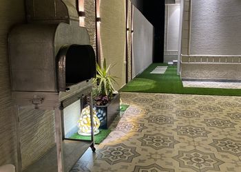 شاليه بجلسة تطل على مسبح خارجي 