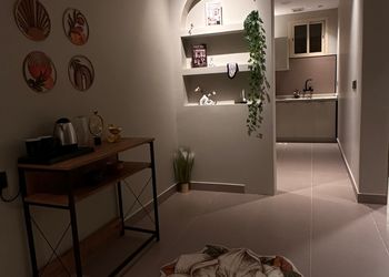شقة بدخول ذاتي وتصميم هادئ 