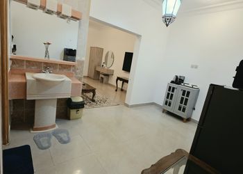 استديو بسرير ماستر وجلسة جانبية