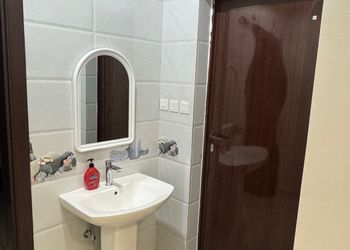غرفة بسرير ماستر