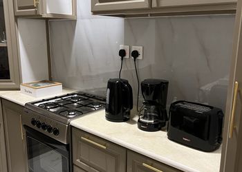شقة بصالة انيقة و ثلاث غرف نوم 
