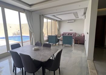 استراحة بمسطح اخضر وجلسة