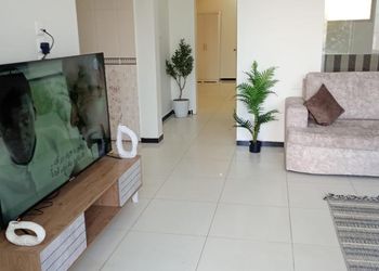 شاليه بمسطح اخضر ومسبح 