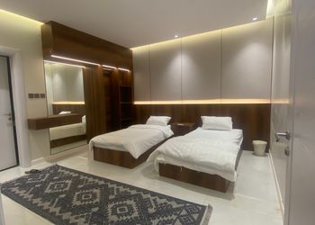 شاليه بمسطح اخضر ومسبح