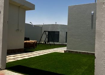شاليه بجلسة خارجية ومسطح اخضر