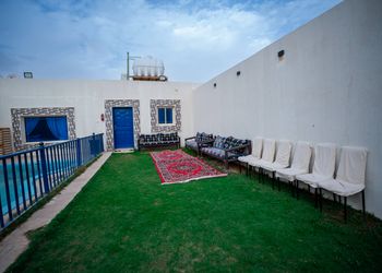 شاليه بألعاب أطفال ومسبح