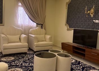استديو بسرير ماستر وجلسة مريحة 