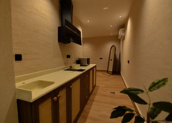 استديو بتصميم أنيق وجلسة خارجية